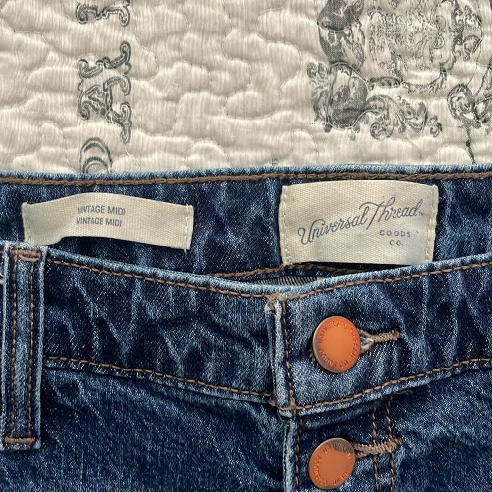 Universal Threads Shorts - Picture 2 of 3